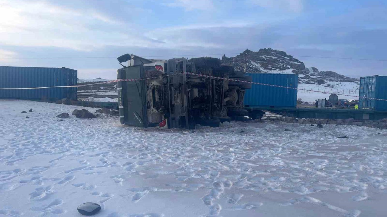 Kars’ta yük treni kamyon ile çarpıştı: 1 ölü
