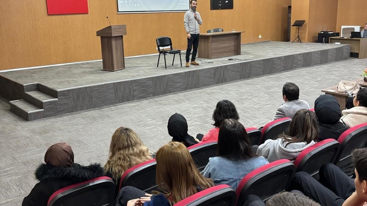 Hisarcık’ta öğrencilere "Sosyal Medya Bağımlılığı" konulu konferans
