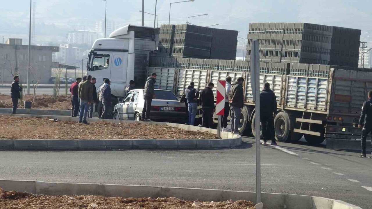 Otomobil tırın dorsesinin altında kaldı: Sürücünün burnu bile kanamadı
