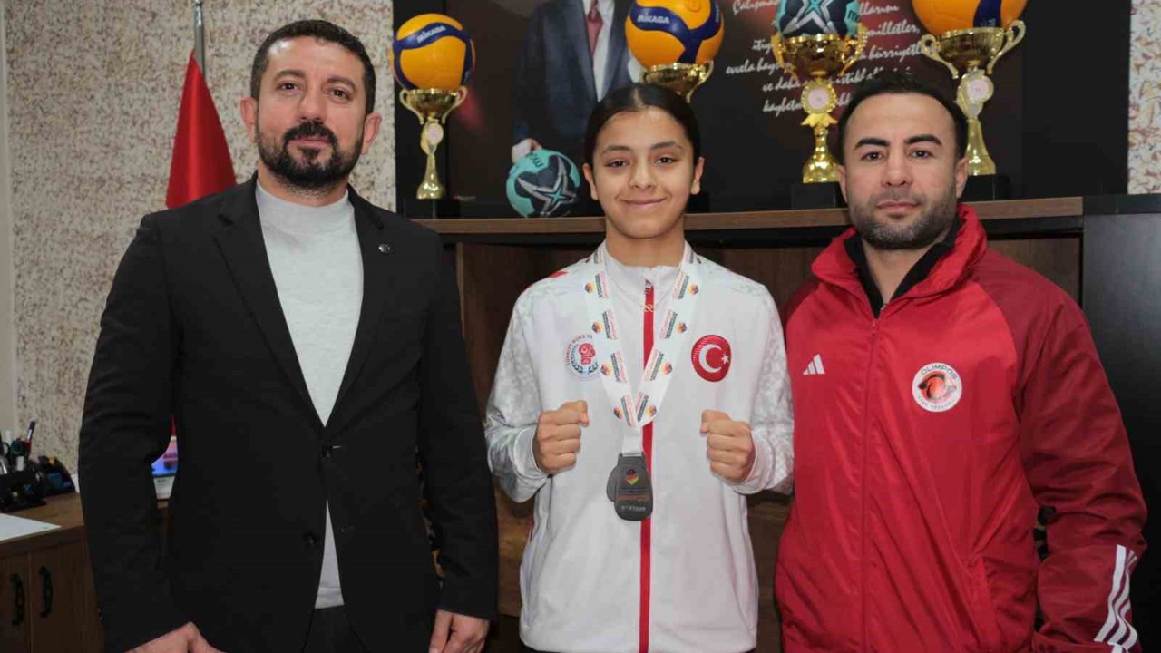 Boksta Avrupa 2.’si olan Asmin Çabas’a, Cizre’de coşkulu karşılama
