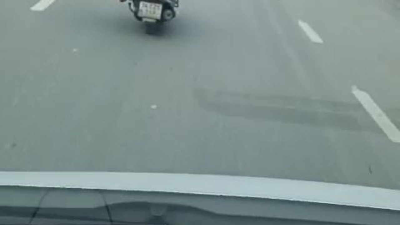 Esenyurt’ta akan trafikte hayrete düşüren görüntü
