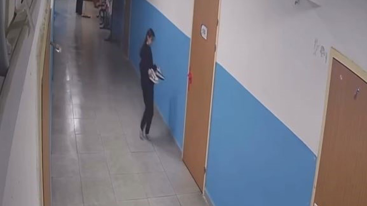 Paspas yapılan alanı kirletmemek için ayakkabılarını çıkarttı
