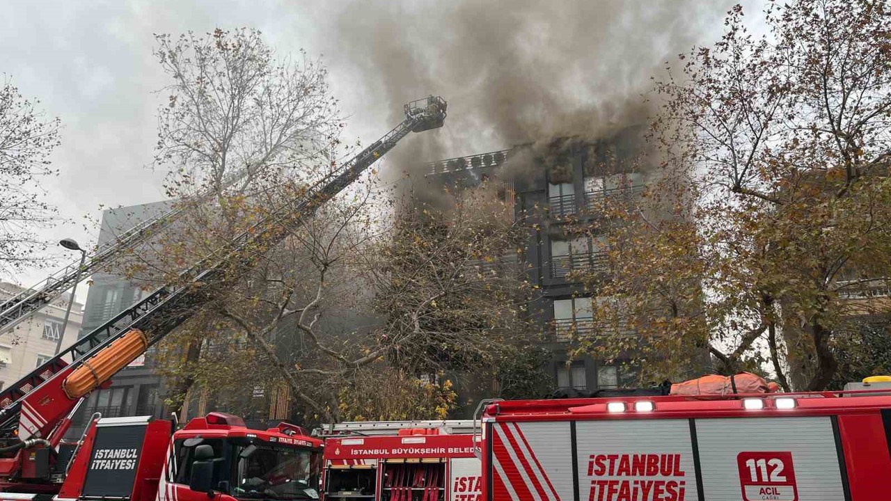 Bağdat Caddesi’nde çatı katında çıkan yangın büyüdü, 2 bloklu bina küle döndü
