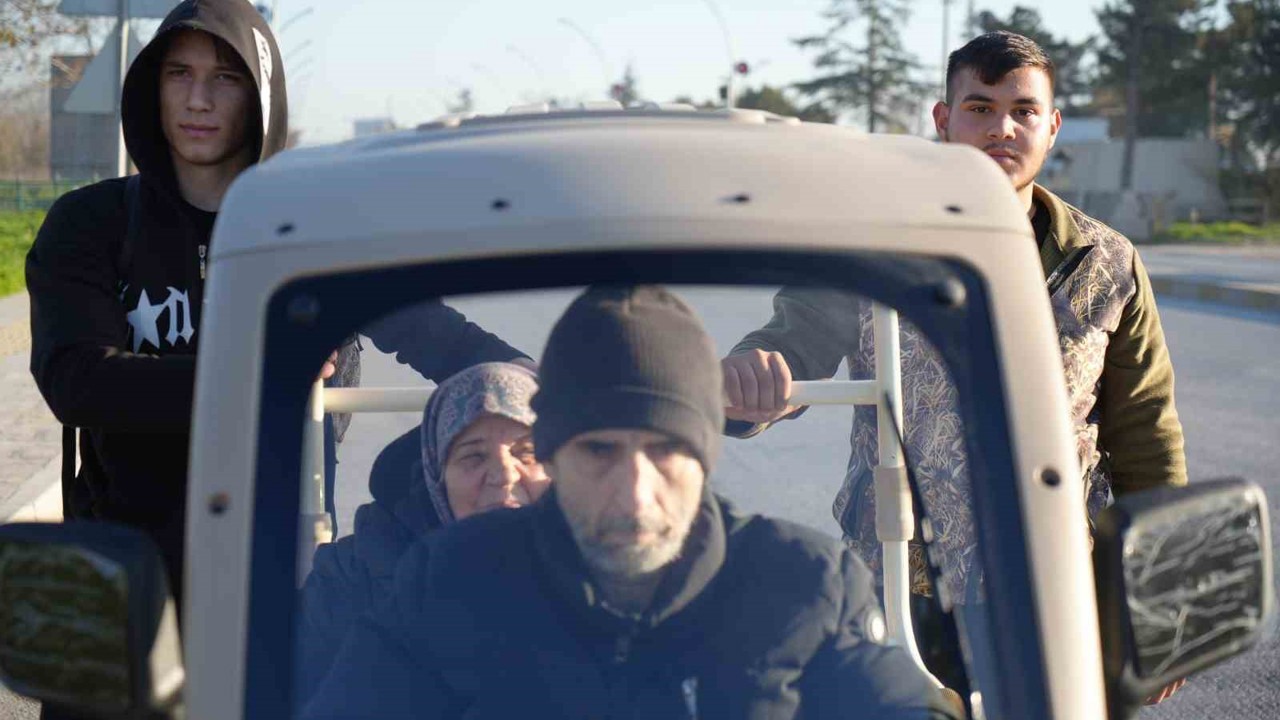 Validen örnek davranış sergileyen liseli gençlere teşekkür
