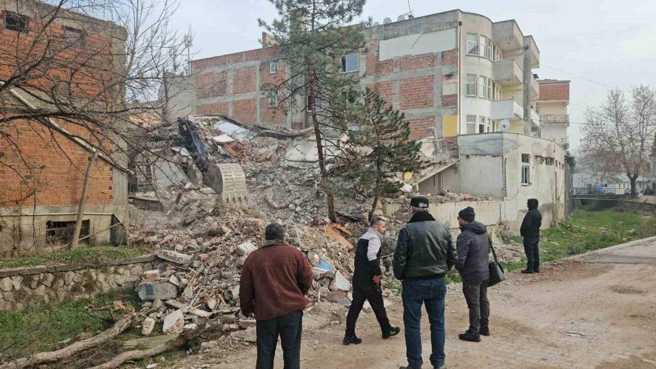 Depremin ardından Sındırgı’da tehlikeli yapılar kaldırılıyor
