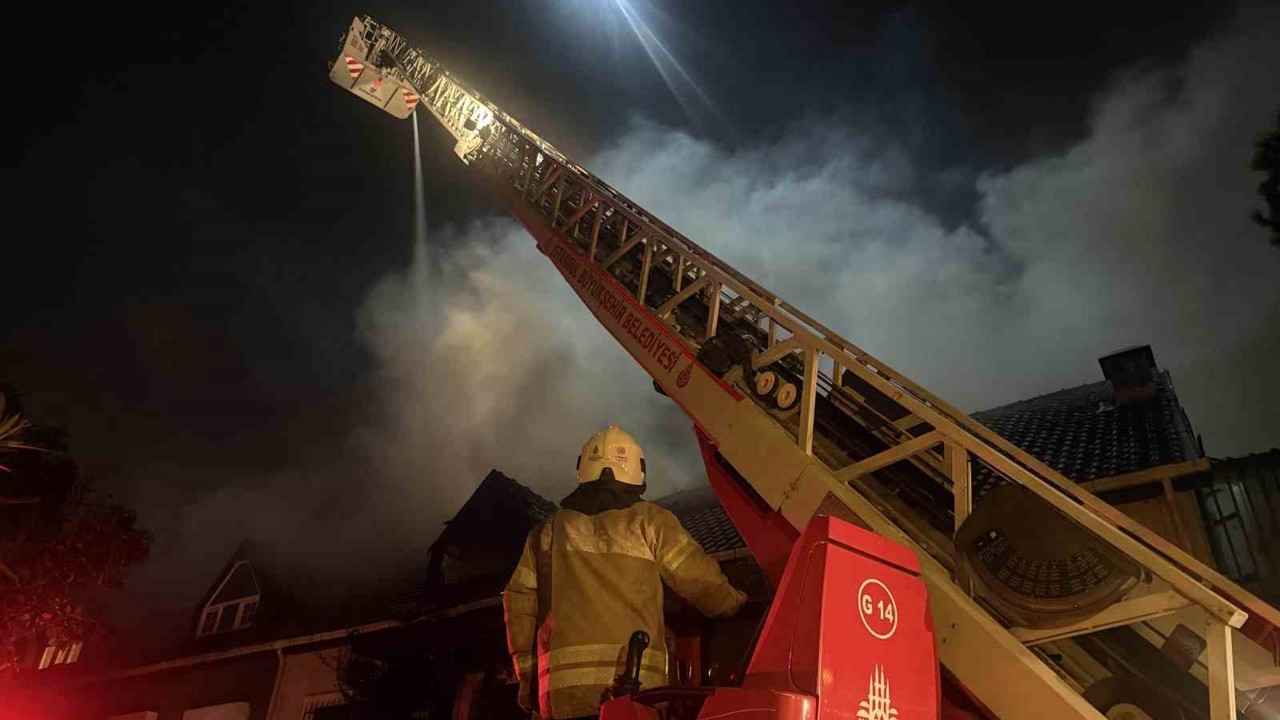 Esenyurt’ta villanın çatı katındaki yangın bitişiğindeki eve sıçradı
