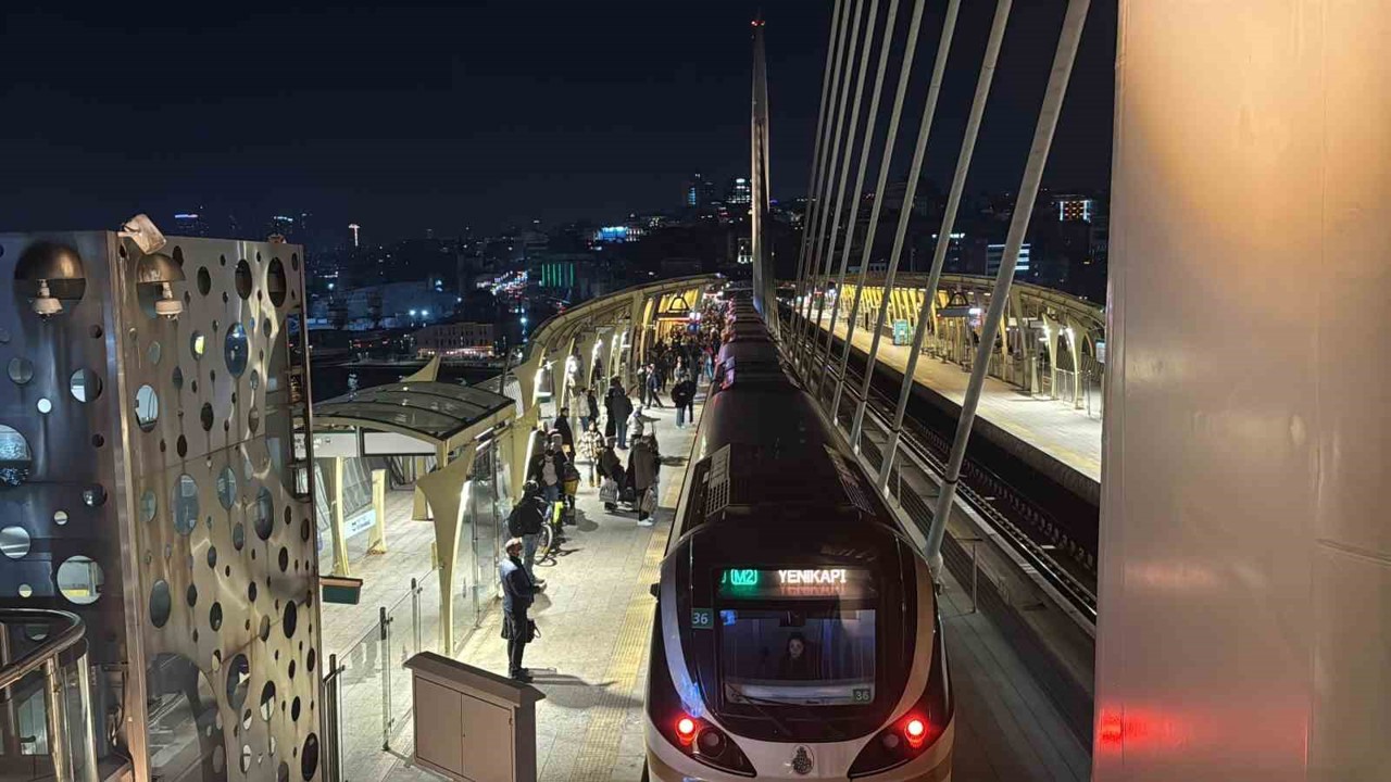 İstanbul’da metro arızası: Seferler aksadı, duraklarda yoğunluk oluştu
