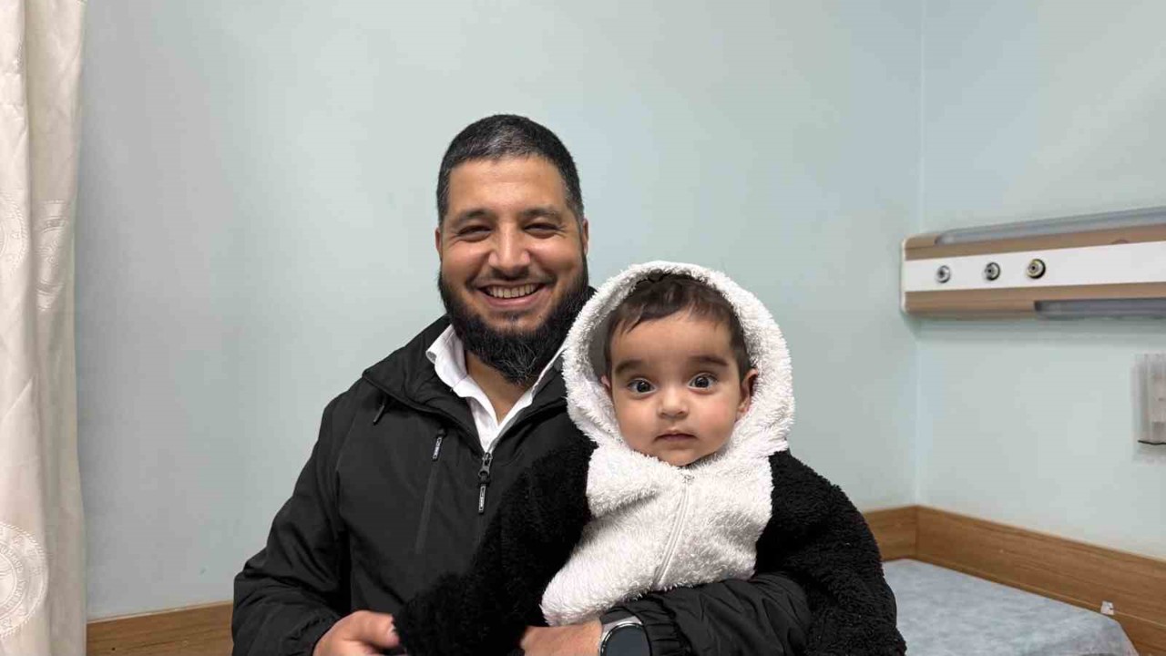 Boğazına cisim kaçan çocuğu ’Heimlich’ manevrasıyla kurtardı
