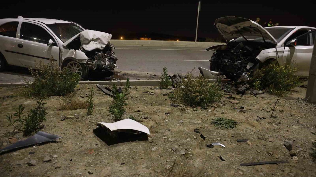 Kafa kafaya çarpışan otomobiller hurdaya döndü: 2 yaralı
