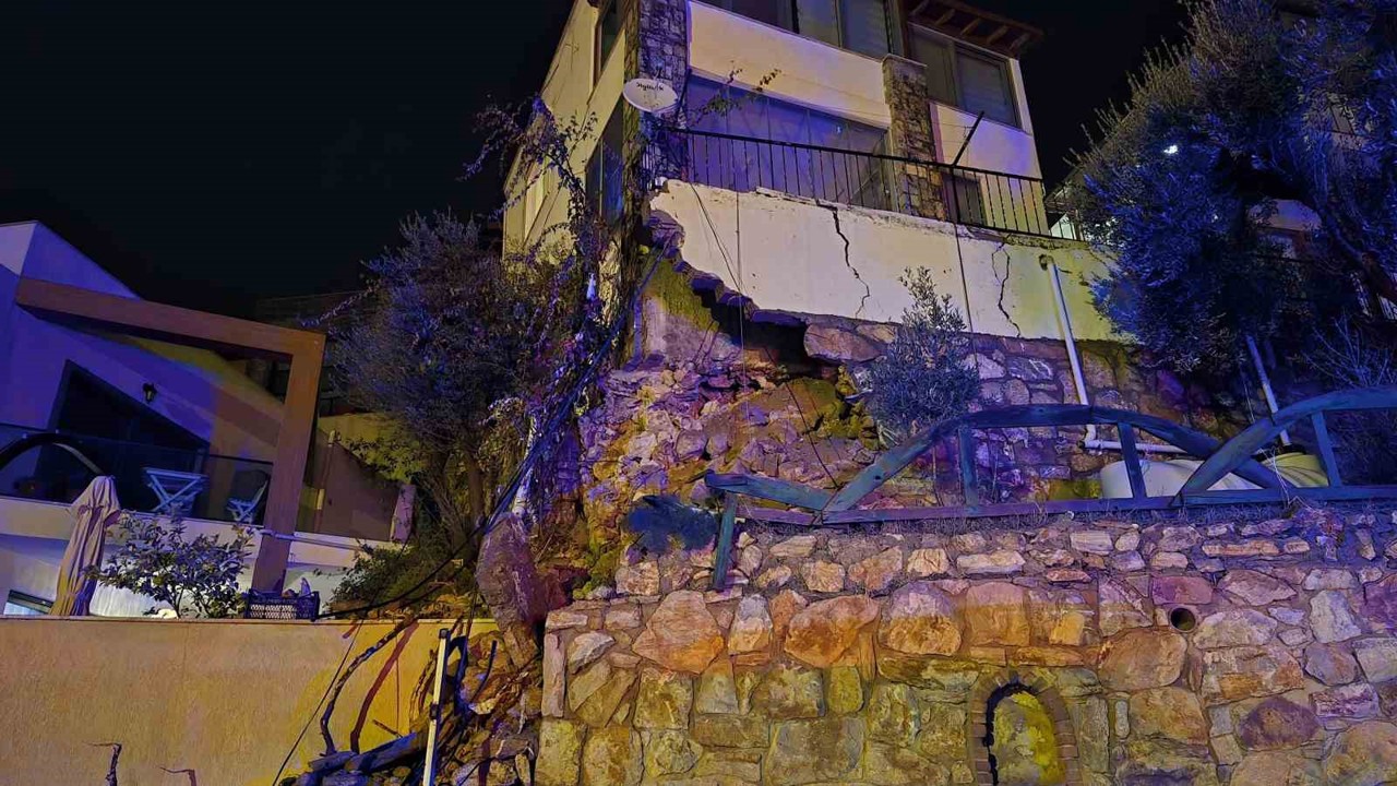 Bodrum’da sağanak yağış: Yollar kapandı, ev ve iş yerlerini su bastı
