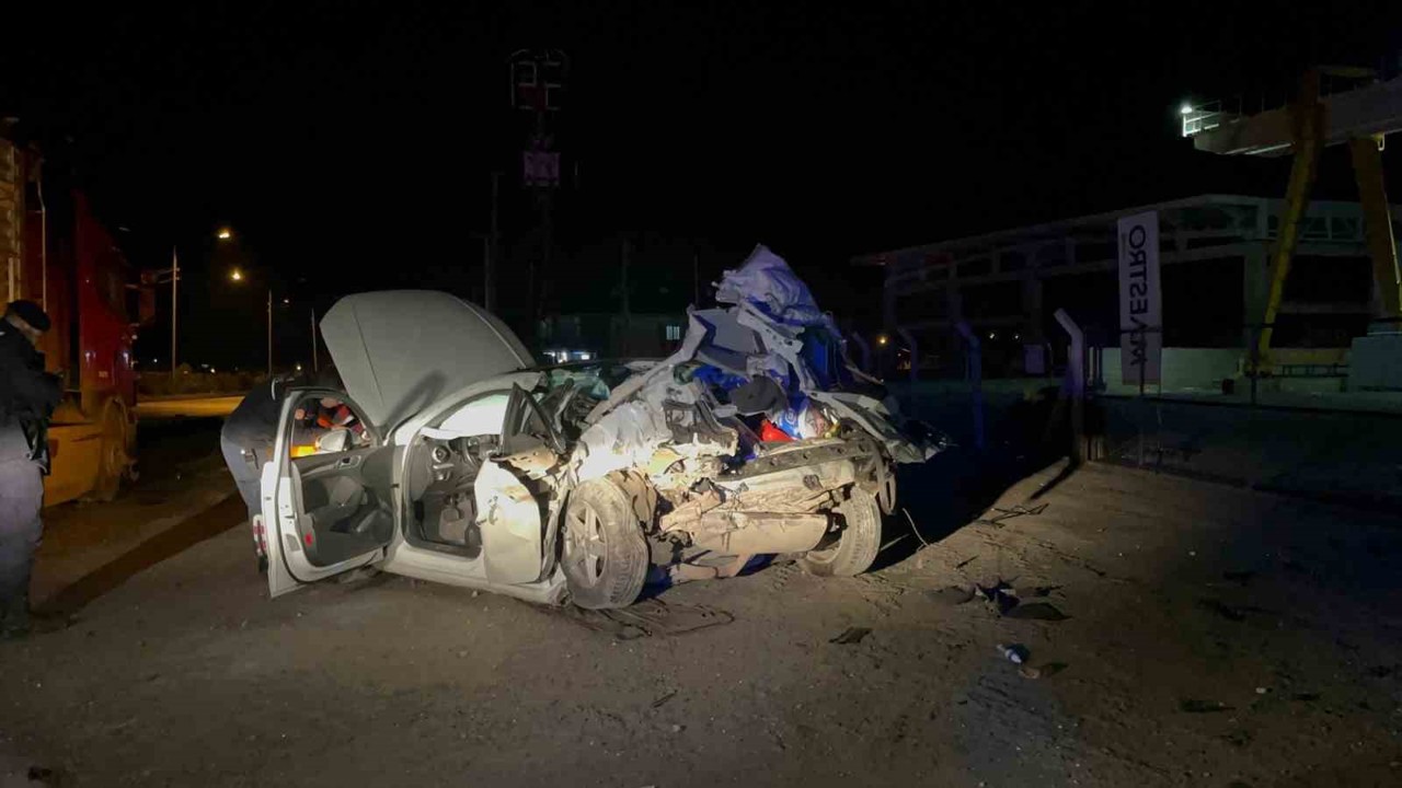 Menteşe’de tıra arkadan çarpan otomobil, hurda yığınına döndü: 1 ölü, 1 ağır yaralı
