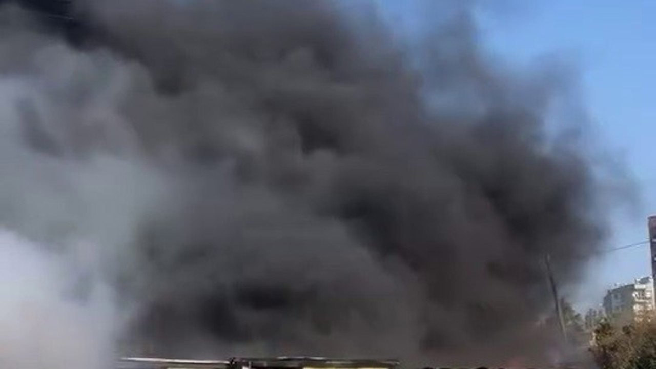 İşçilerin kaldığı konteyner yatakhane alevlere teslim oldu
