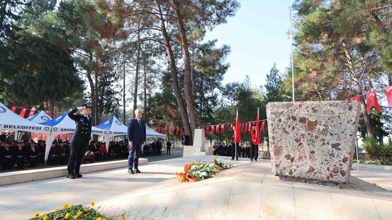 Şahinbey, Antep Savunması’nın kahramanlarını mezarları başında andı
