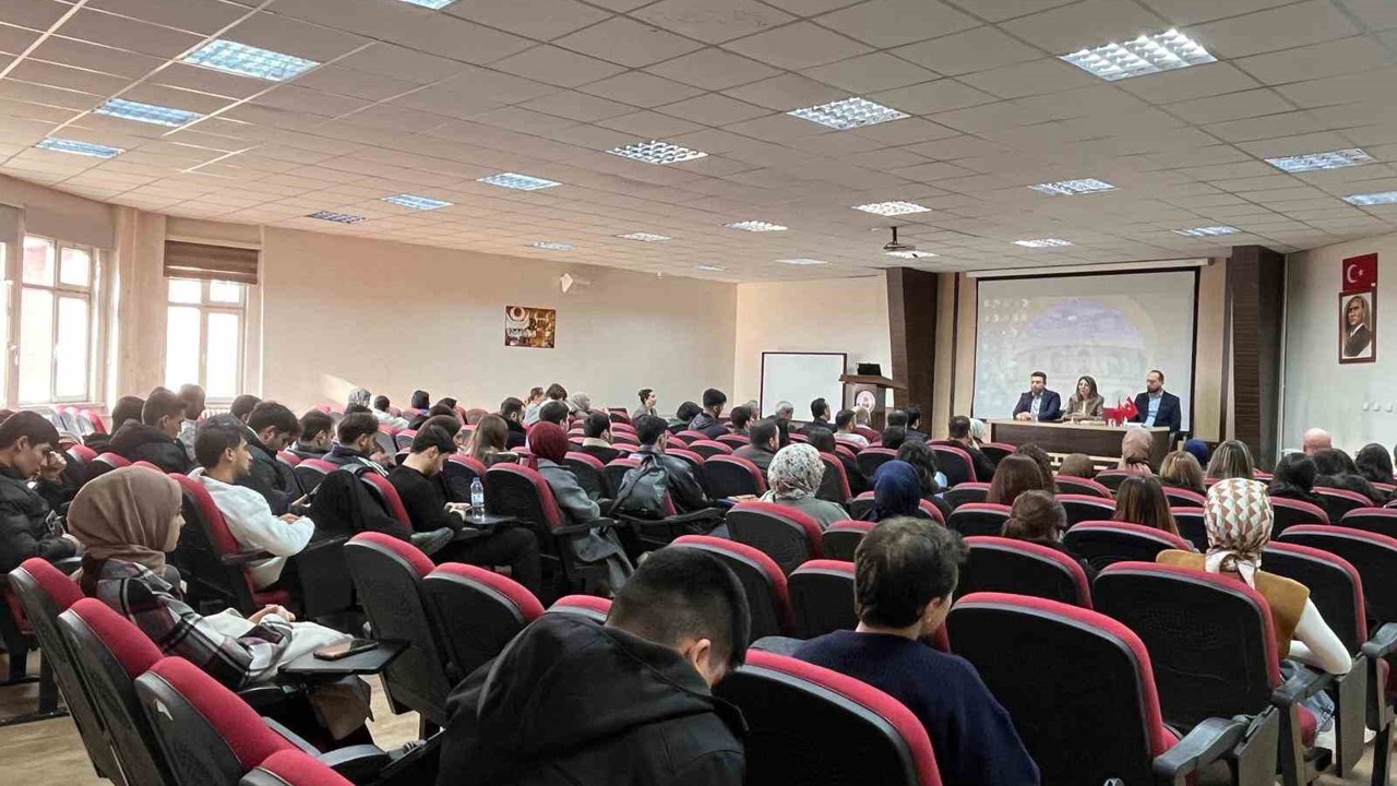 TOGÜ’de Mehmet Akif’in edebi ve fikri mirası ele alındı
