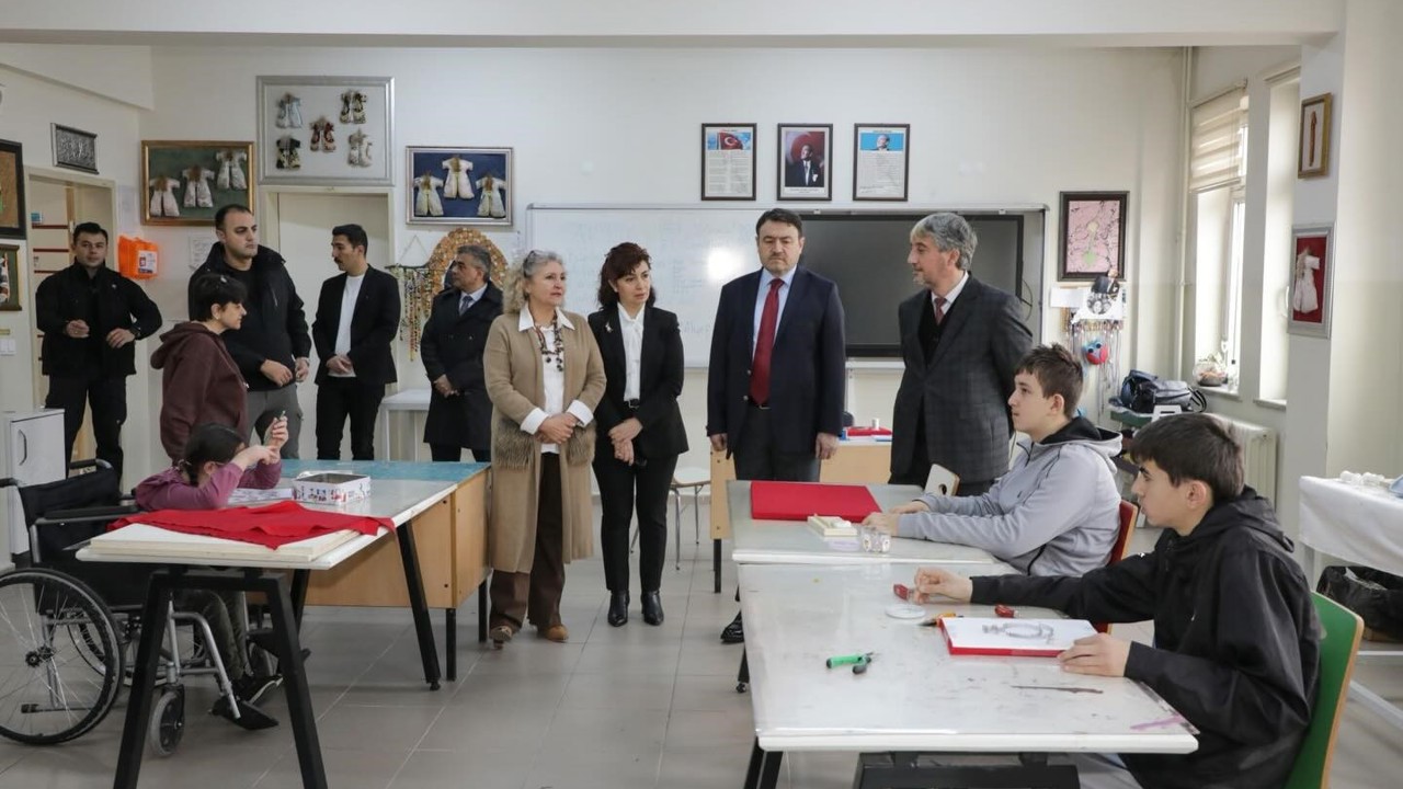 Kütahya Valisi Işın: "Özel bireylerin mesleki beceriler kazanması ve üretime katılması büyük önem taşıyor"
