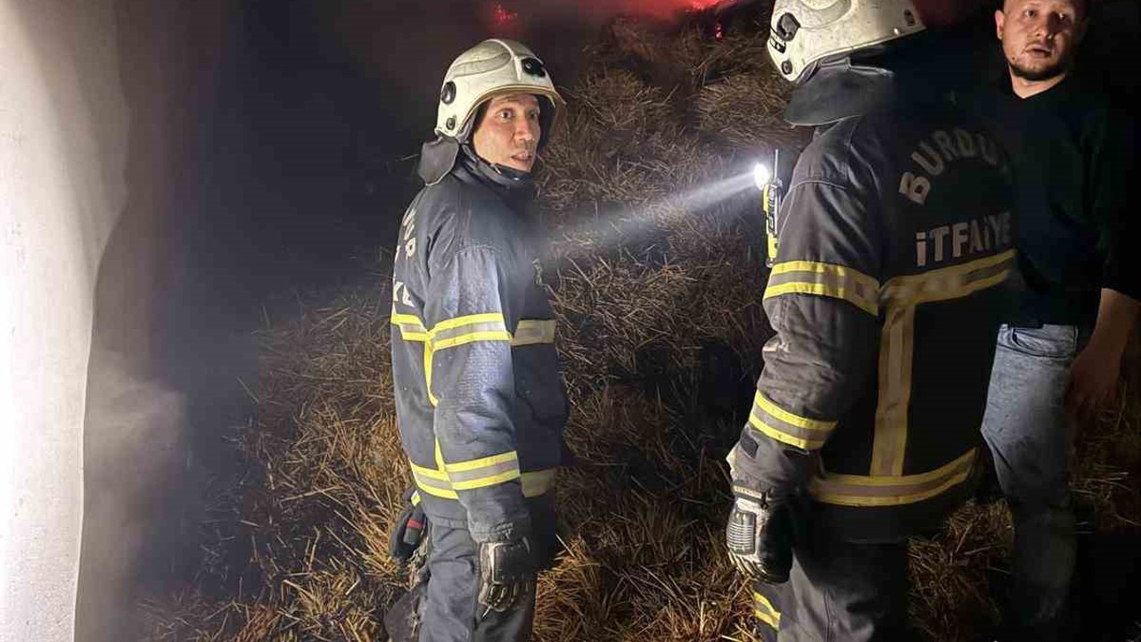 Burdur’da çıkan yangında 2 bine yakın saman balyası zarar gördü
