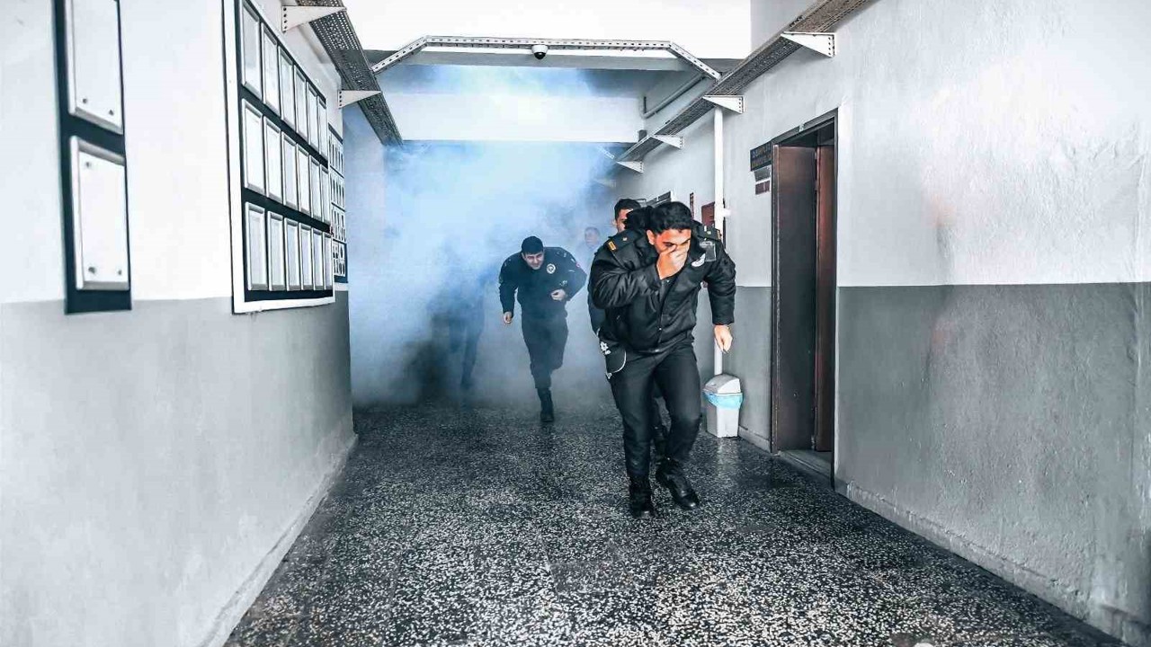 İzmir’de, itfaiyeden polis okulunda yangın tatbikatı
