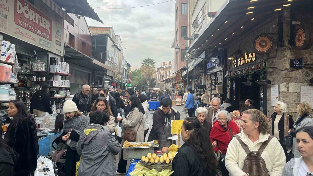 Tarihi Kemeraltı Çarşısı’nda yılbaşı yoğunluğu
