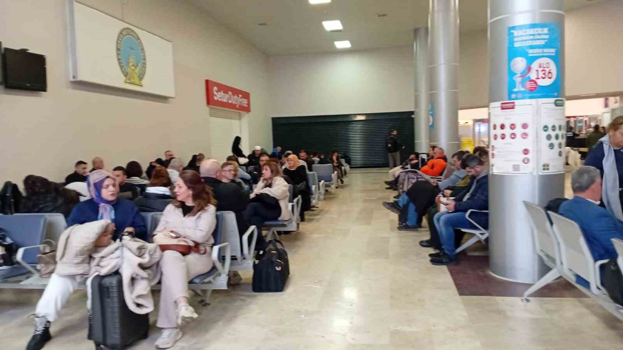 Samsun’da yolcu uçağı martı sürüsüne çarptı
