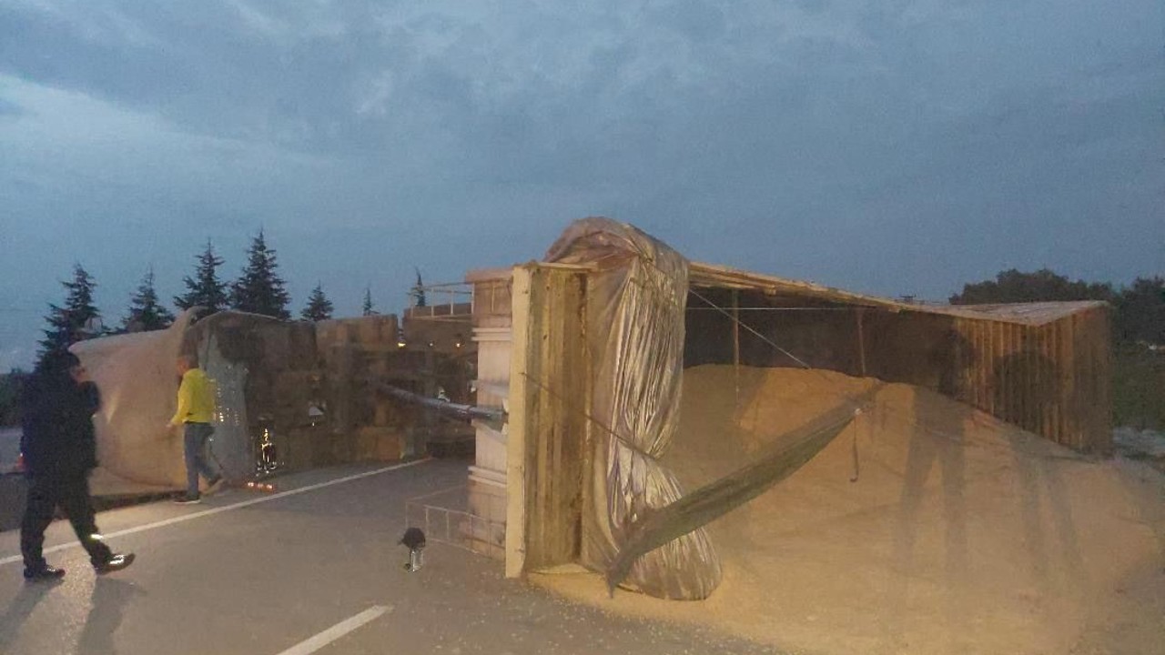 Bandırma-Susurluk karayolunda TIR devrildi: Yol bir süre trafiğe kapandı
