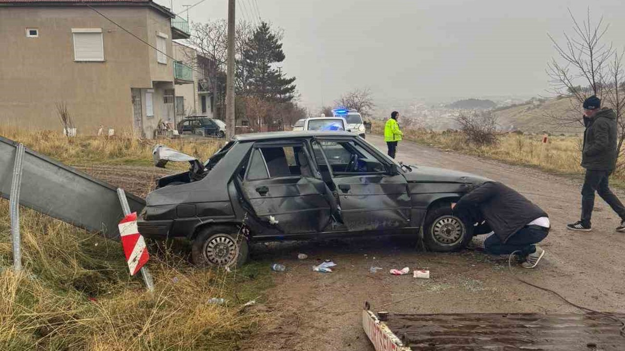 Trafik levhasına çarpıp hurdaya dönen araçta 3 kişi yaralandı
