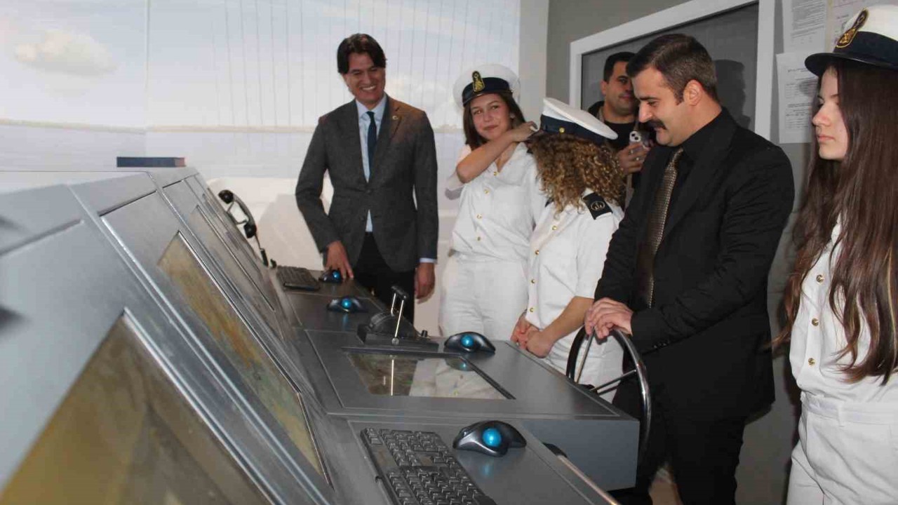 Köyceğiz Kaymakamı Kumcu, gemi simülasyon laboratuvarını inceledi

