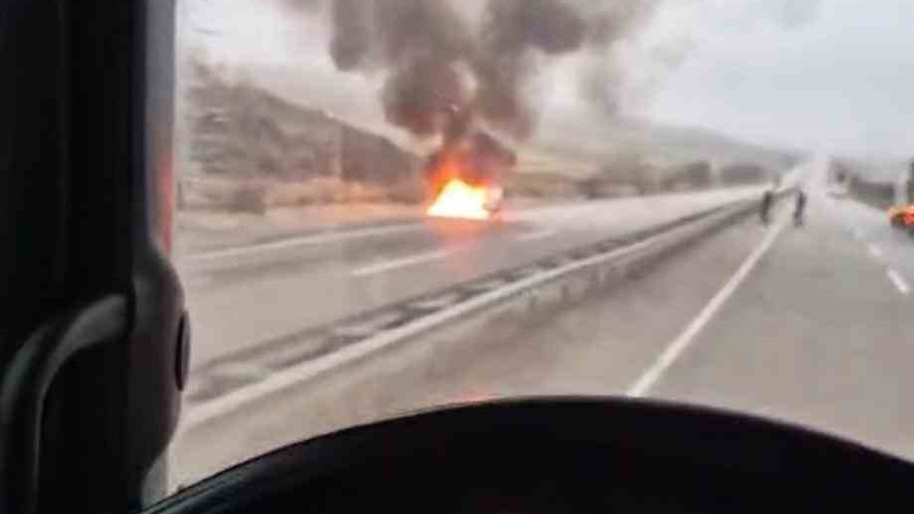 Ankara’da seyir halindeki otomobil alev aldı
