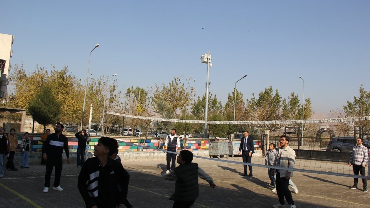 Cizre Milli Eğitim Müdürü İke, öğrencilerle voleybol oynadı
