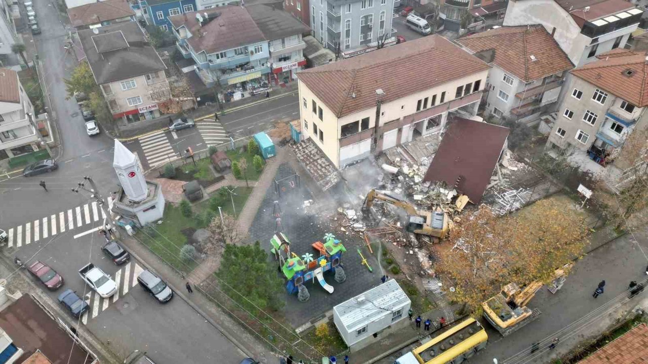 Körfez’de riskli bina yıkıldı
