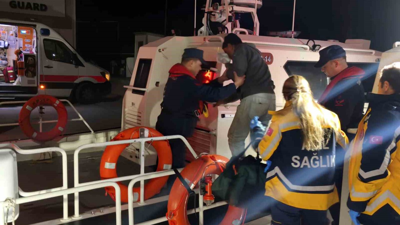 Balıkçı teknesinde yaralanan vatandaşa Sahil Güvenlikten tıbbi tahliye
