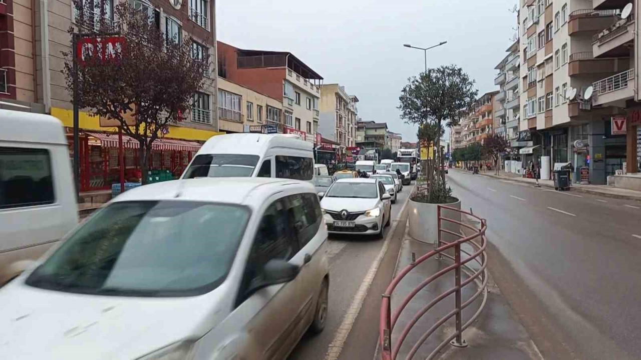 Yalova’da köprülü kavşakta çalışma nedeniyle trafik yoğunluk
