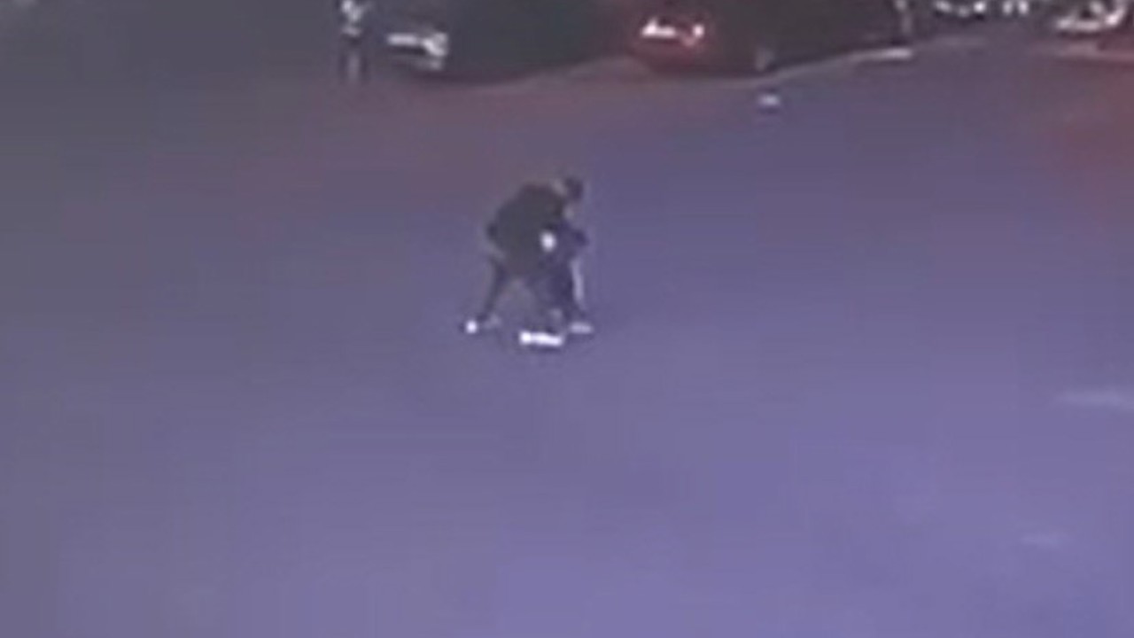 Boşanma aşamasındaki eşini sokak ortasında 12 yerinden bıçakladı, 18,6 yıl hapis cezası aldı
