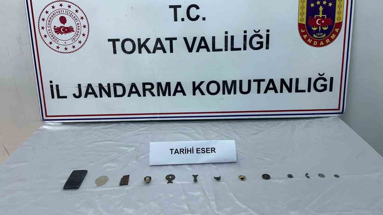 Tokat’ta bir evde 13 parça tarihi eser ele geçirildi
