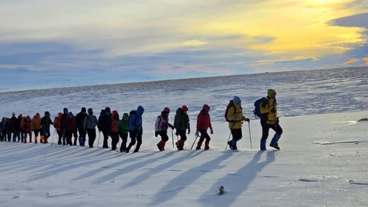 Sarıkamış şehitlerini dağcılar 3 bin rakımda andı
