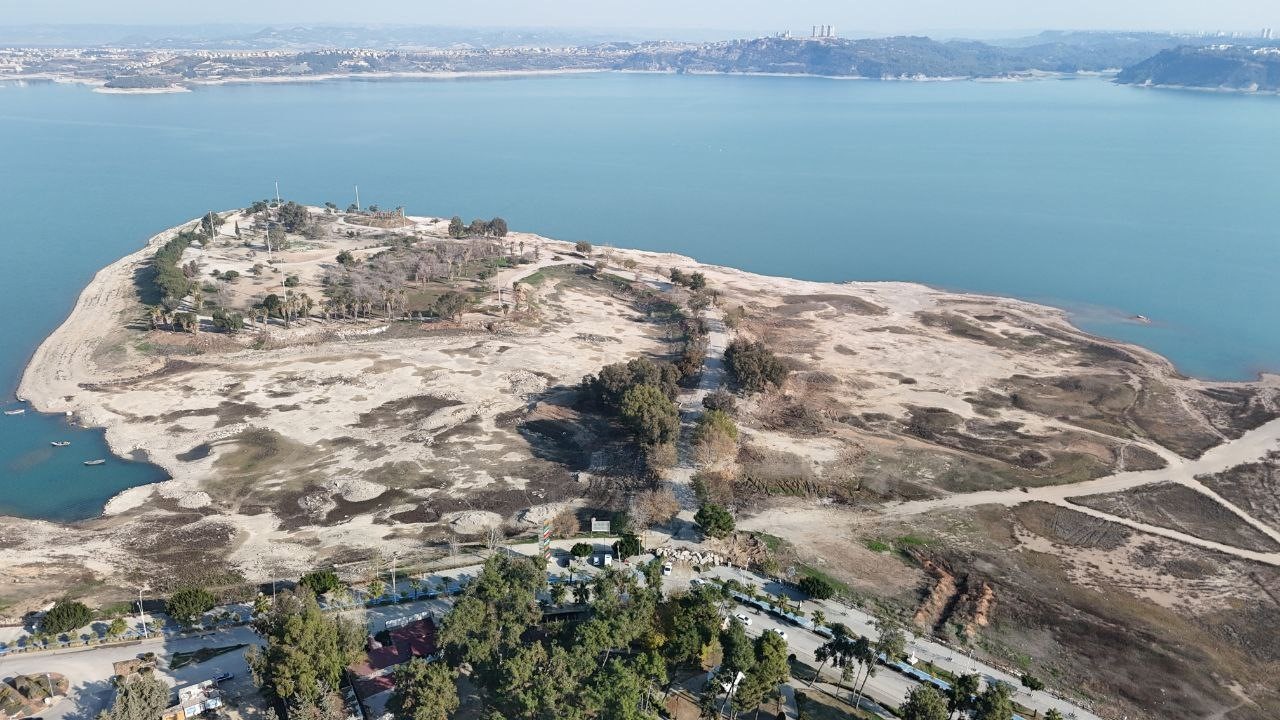 Adana’da yıkım yapılan Amerikan Adası girişi kayalarla kapatıldı
