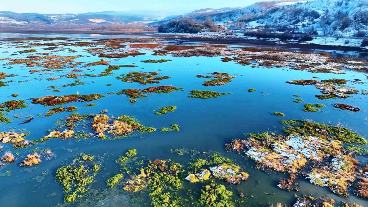 Beyaz gelinliğini giyen Ladik Gölü’nün güzelliği göz kamaştırdı
