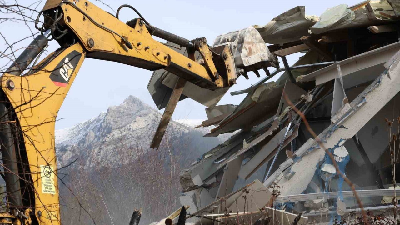 Uludağ’ın güzelliklerini mahveden yapılar yerle bir edildi
