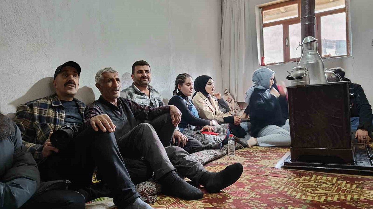 Muş’ta üniversite öğrencileri doğayı gezerek dengbejlik kültürüyle buluştu
