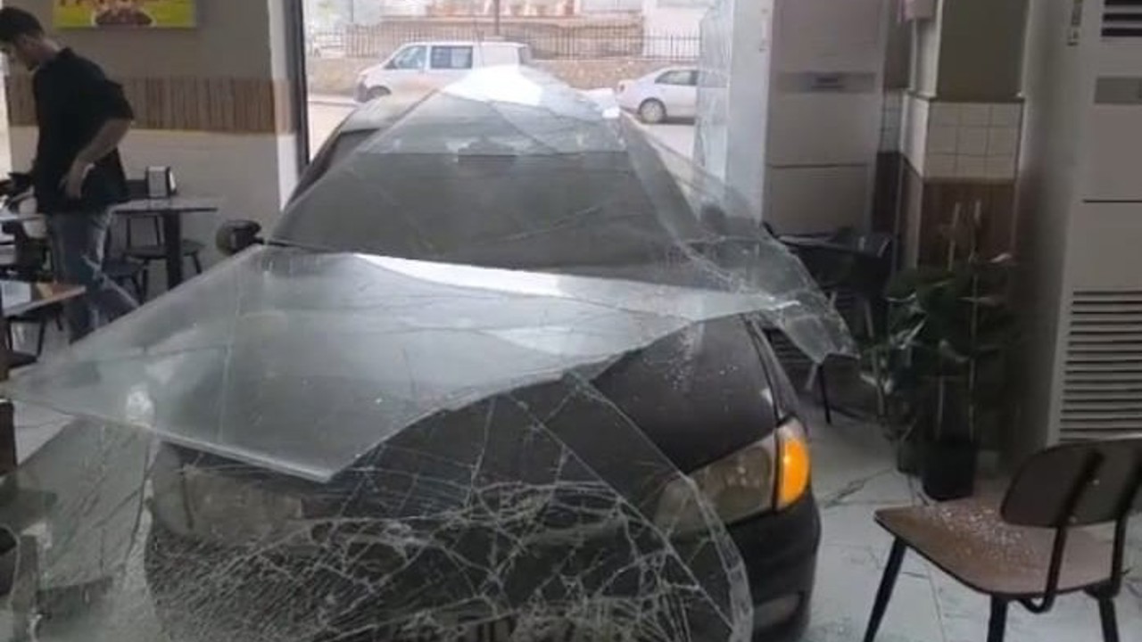 Kontrolden çıkan araç dönerciye girdi
