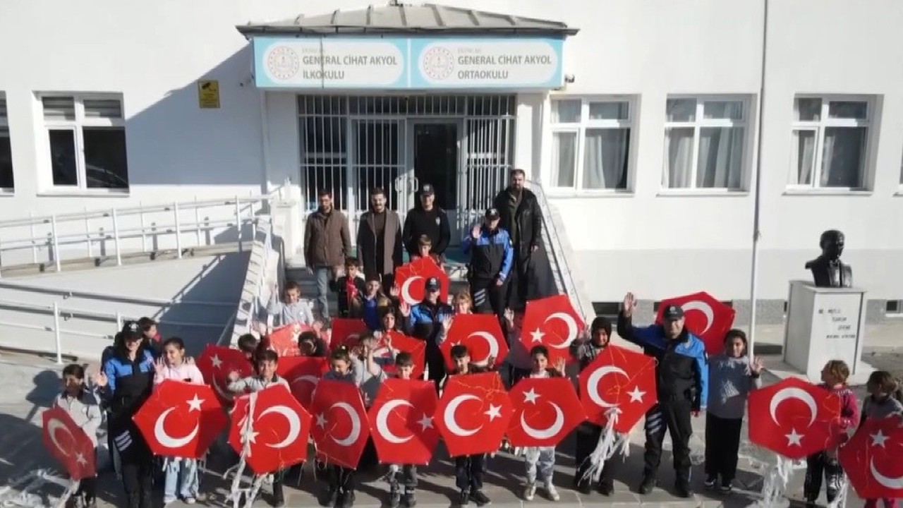 Erzincan’da gökyüzünü polisler ve çocuklar birlikte renklendirdi
