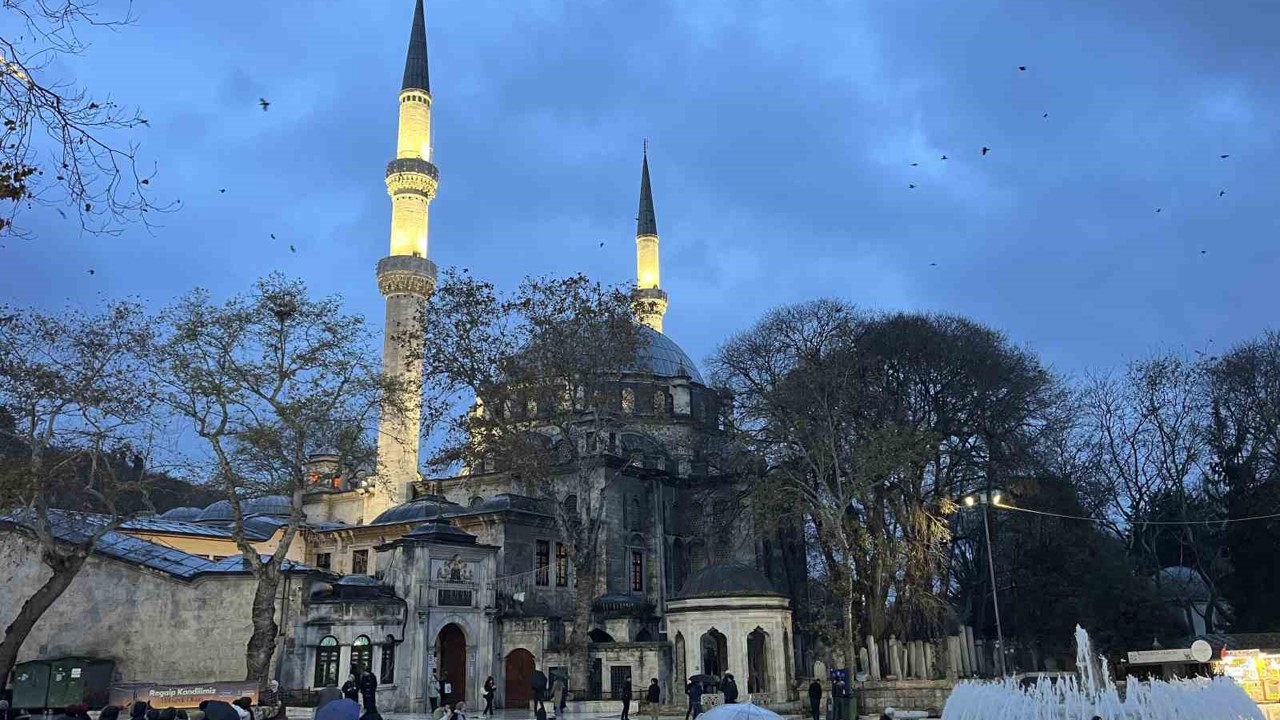 Regaip Kandili’nde vatandaşlar Eyüpsultan Camii’ne akın etti
