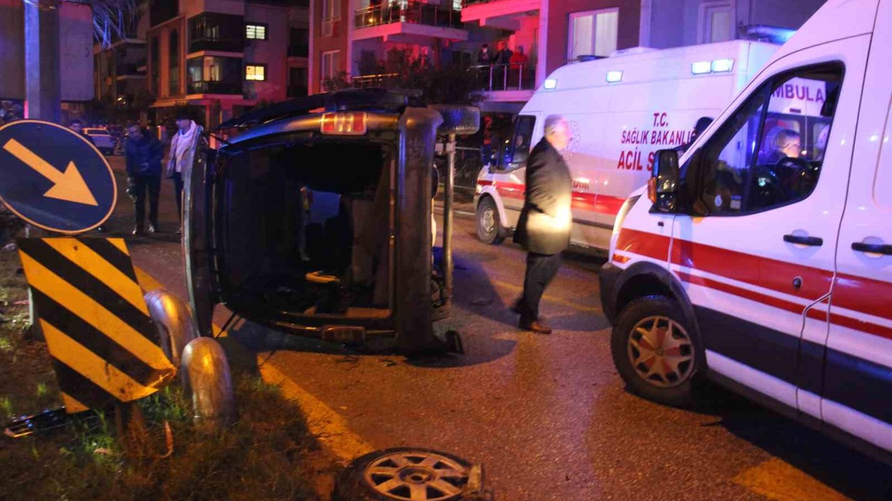 Otomobille çarpışan ticari araç yan yattı: 7 yaralı
