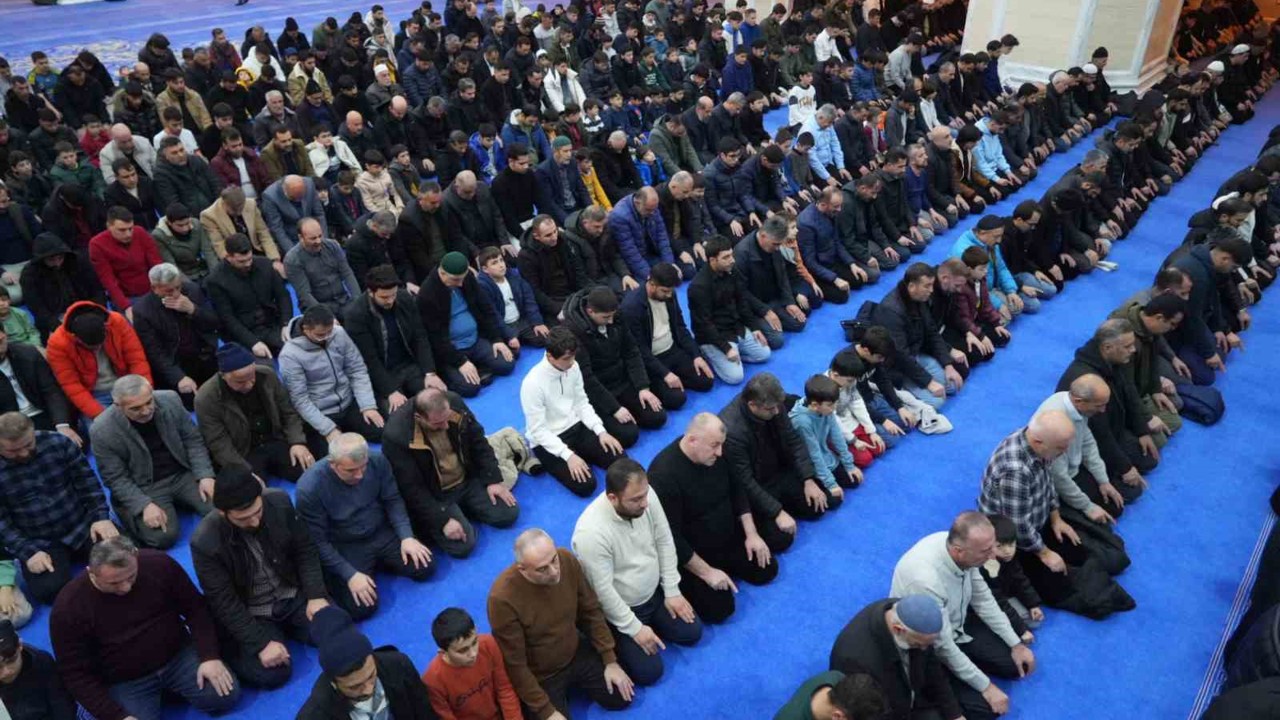 Muş’ta Regaip Kandili’nde vatandaşlar camilere akın etti
