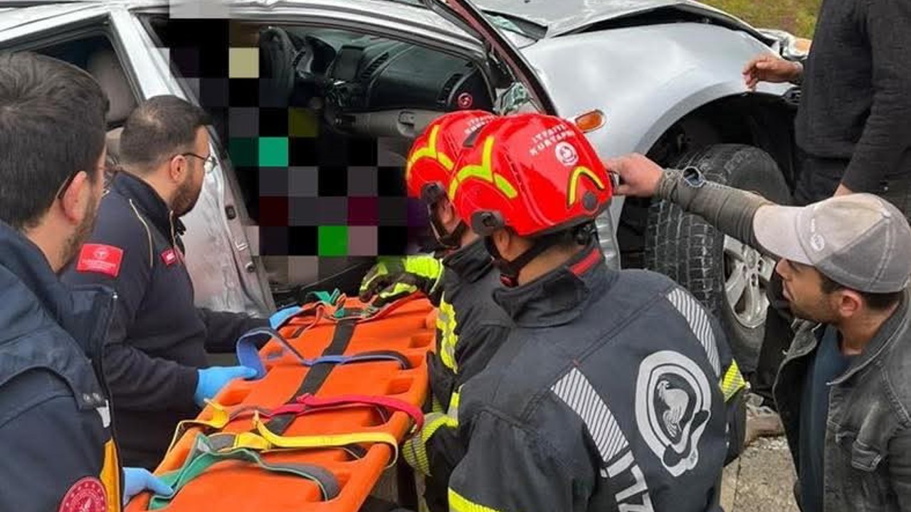 Yoldan çıkan araç ağaca çarptı; 1 ölü, 1 yaralı
