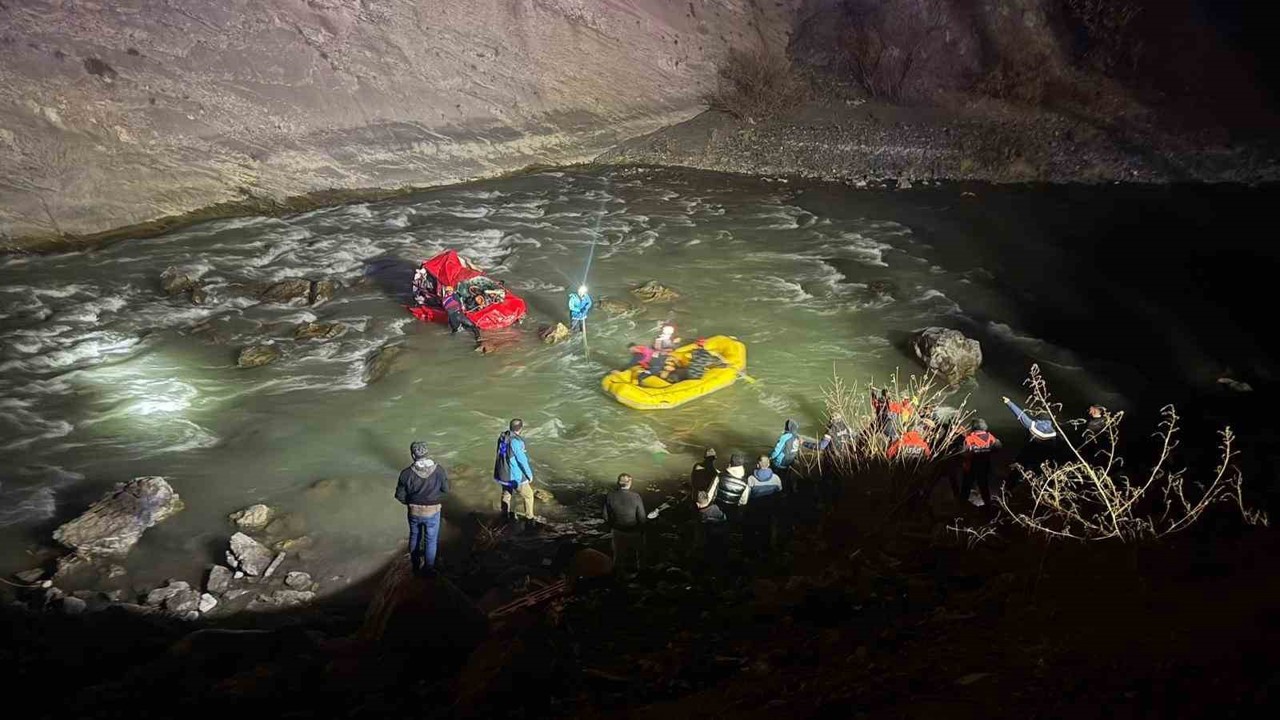 Kontrolden çıkan otomobil Zap Suyu’na uçtu: 1’i ağır yaralı
