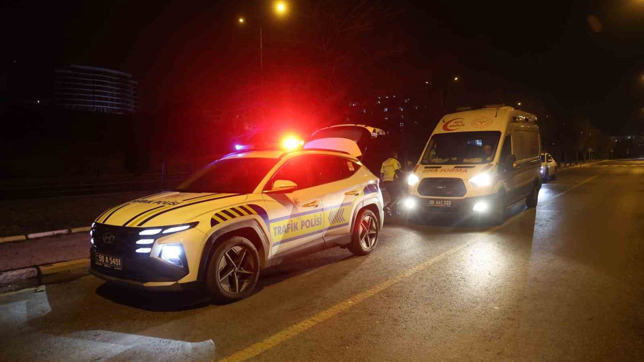 Kontrolden çıkan otomobil ağaca çarptı: 2 yaralı
