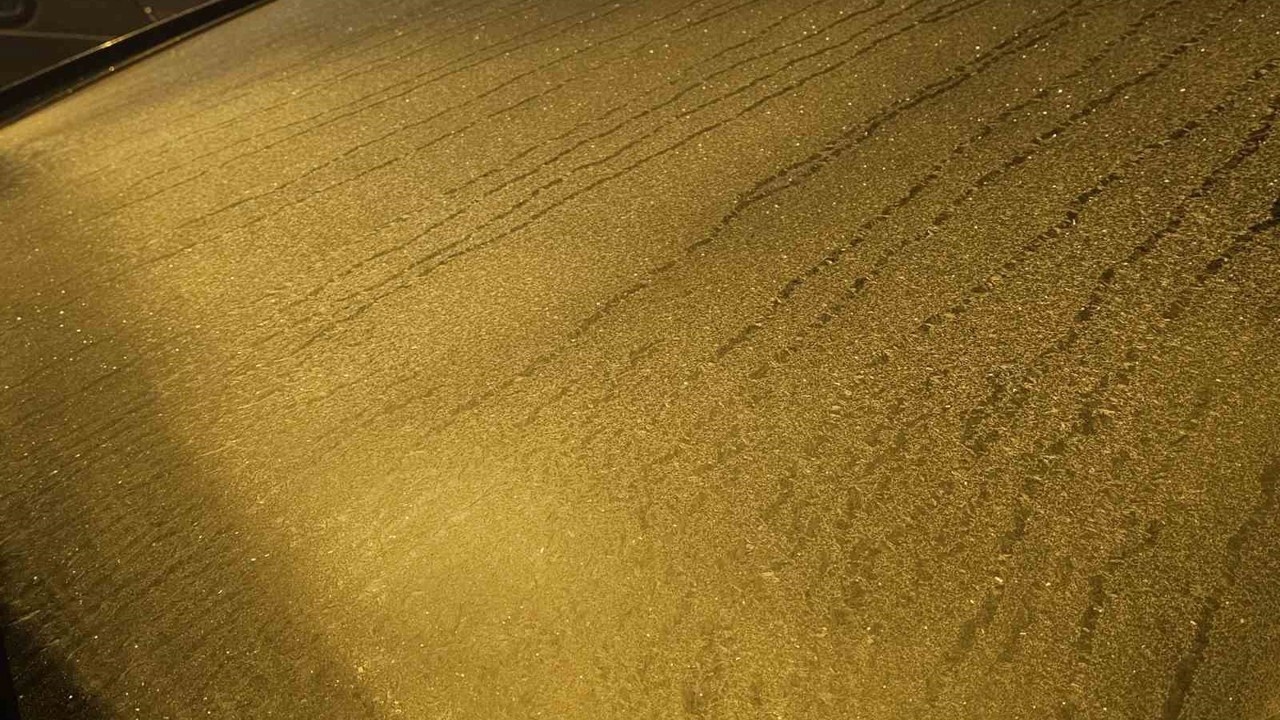 Elazığ’da araçların camları buz tuttu
