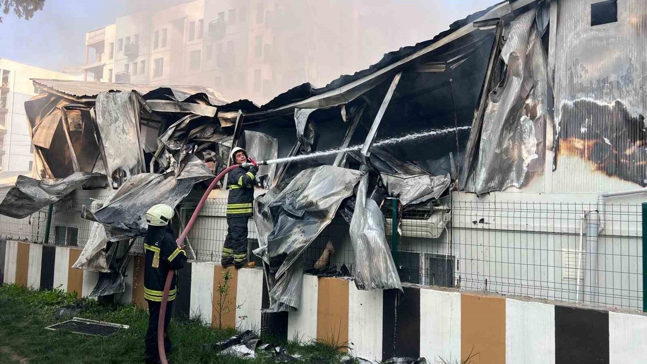 İşçilerin kaldığı konteyner yatakhane alevlere teslim oldu
