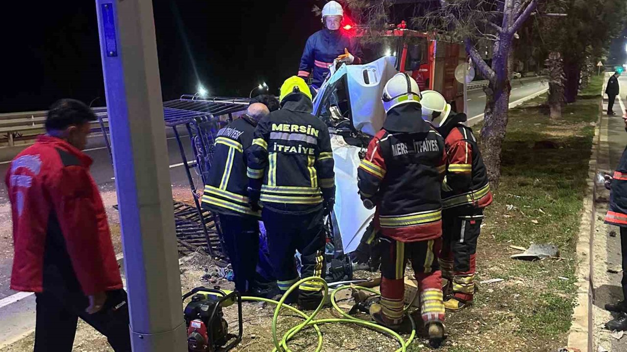 Kaza yapan araçta sıkışan sürücü itfaiye ekiplerince kurtarıldı
