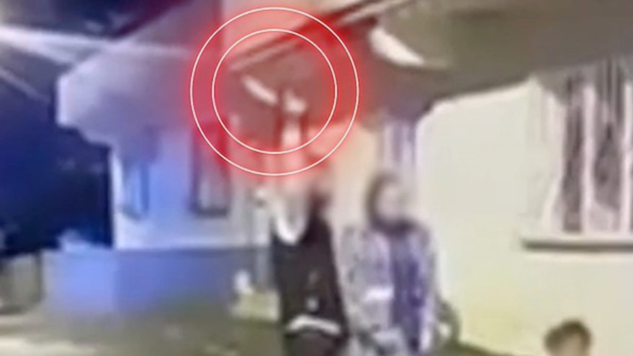 Çocuğun yanında silahla havaya ateş eden şahıs yakalandı
